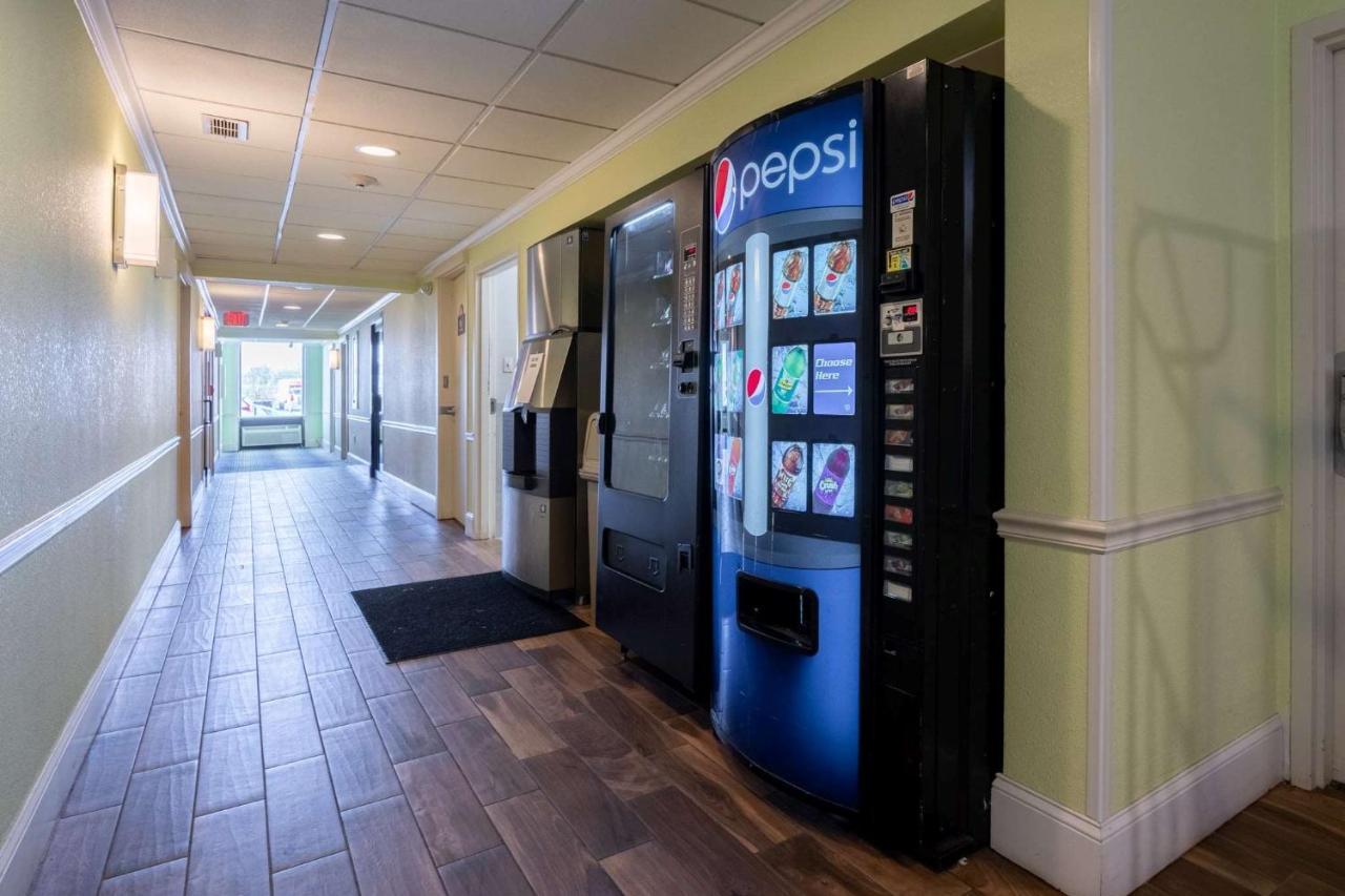 Days Inn By Wyndham Hartford/Closest Downtown Bagian luar foto