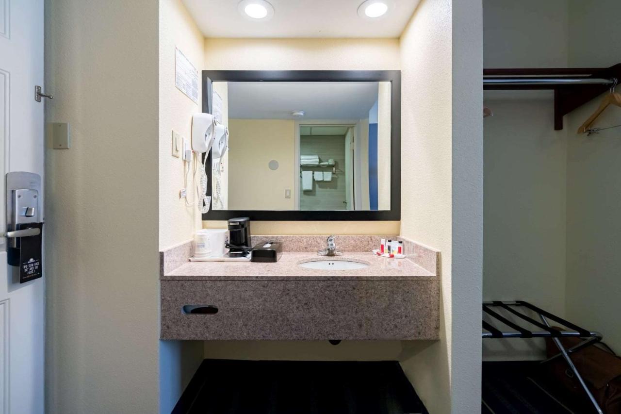 Days Inn By Wyndham Hartford/Closest Downtown Bagian luar foto