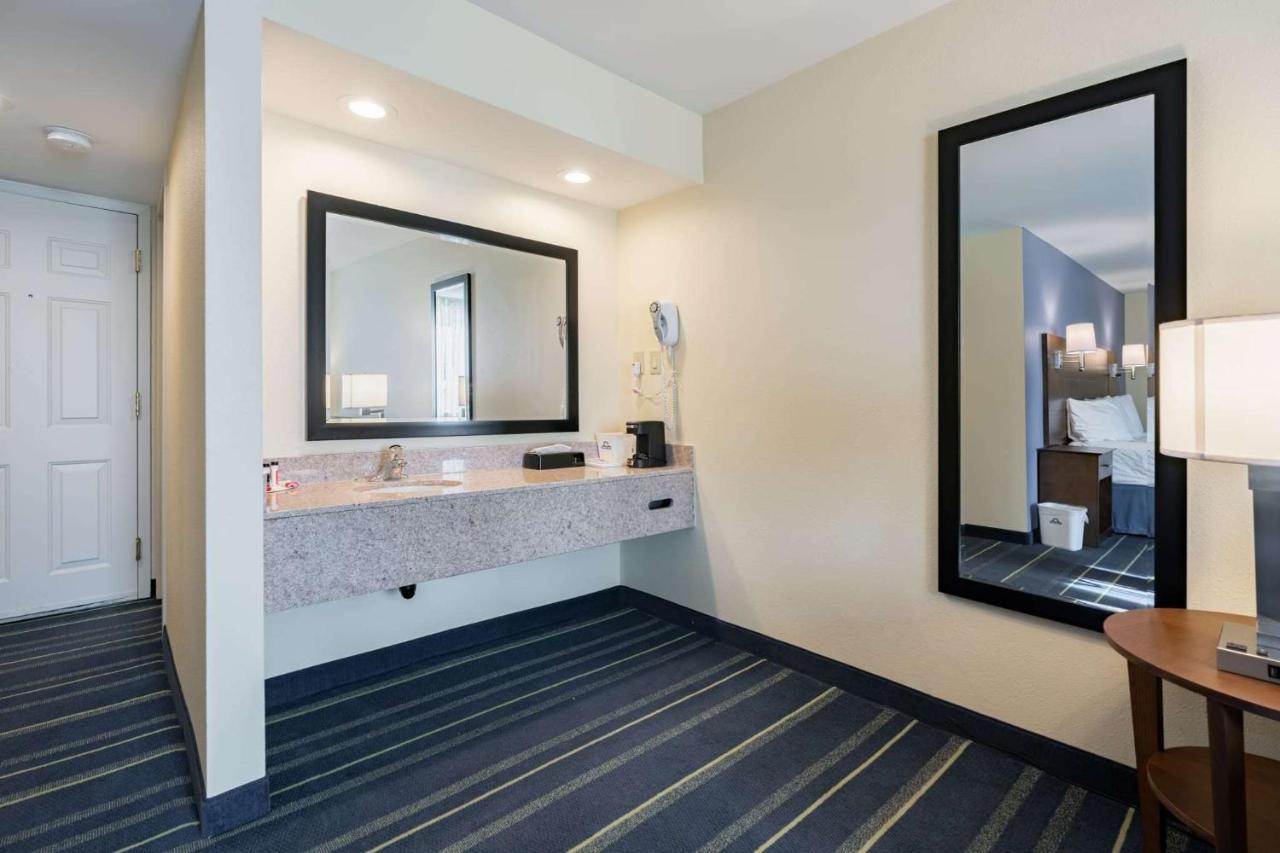 Days Inn By Wyndham Hartford/Closest Downtown Bagian luar foto