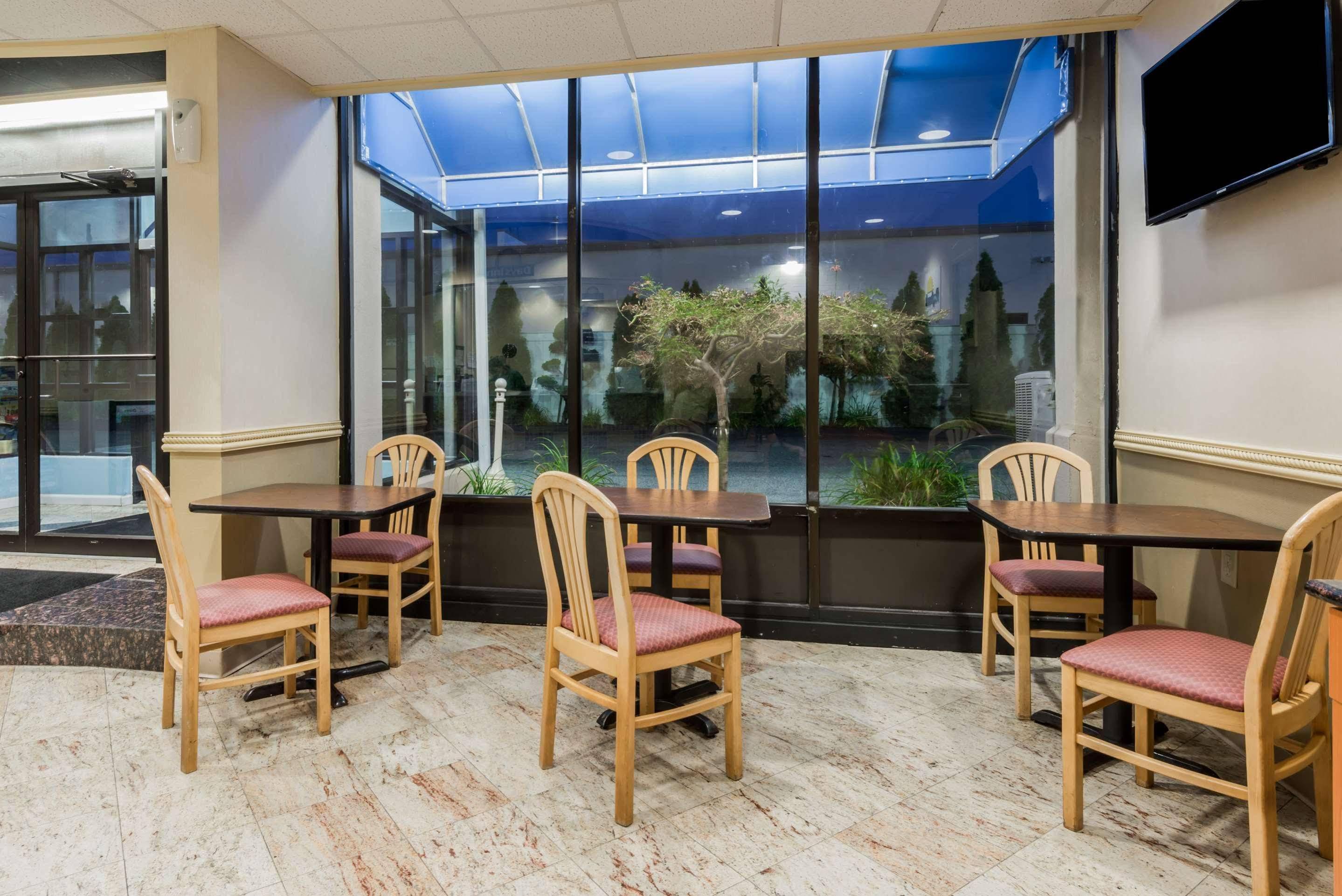 Days Inn By Wyndham Hartford/Closest Downtown Bagian luar foto