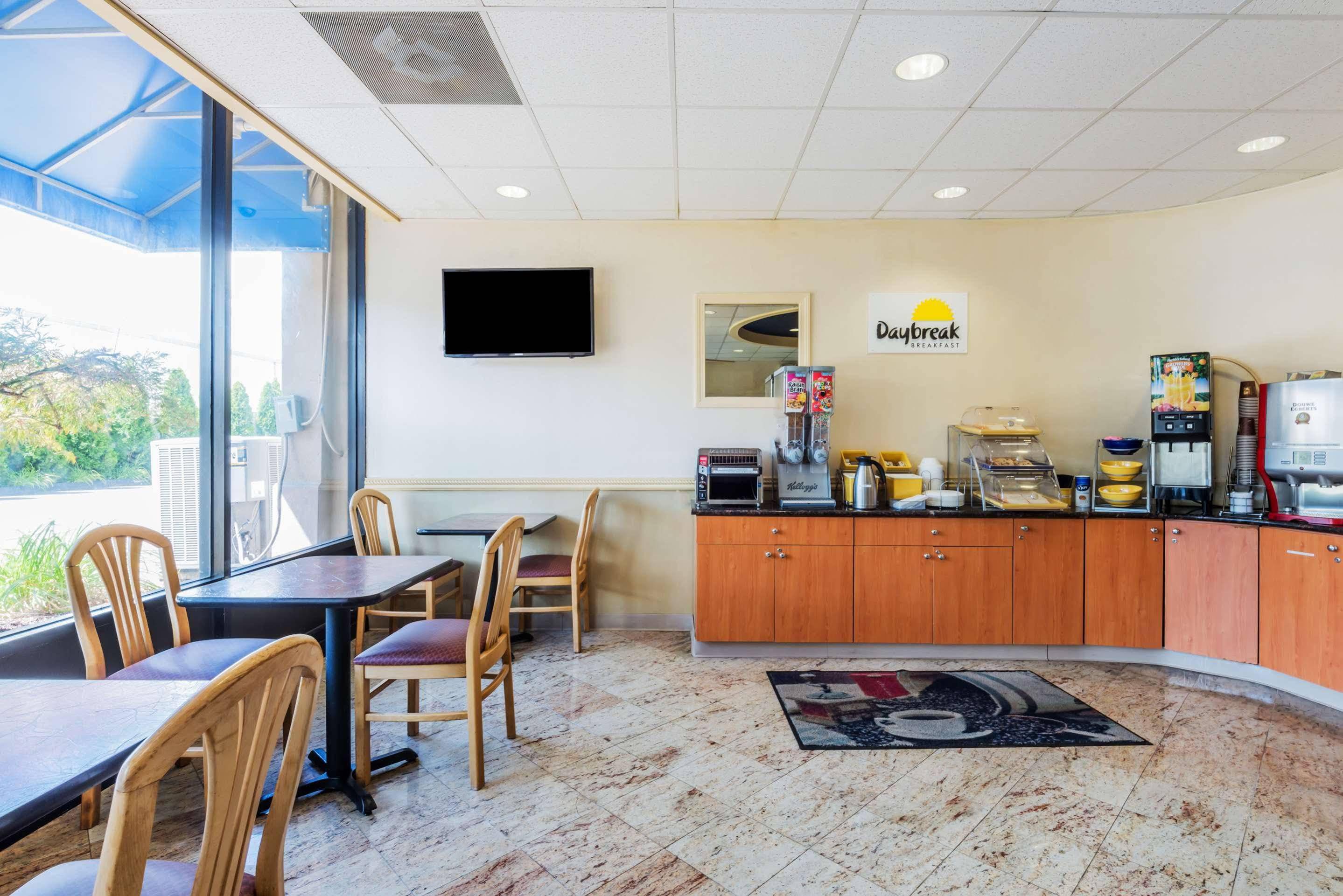 Days Inn By Wyndham Hartford/Closest Downtown Bagian luar foto
