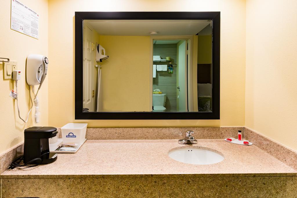 Days Inn By Wyndham Hartford/Closest Downtown Bagian luar foto