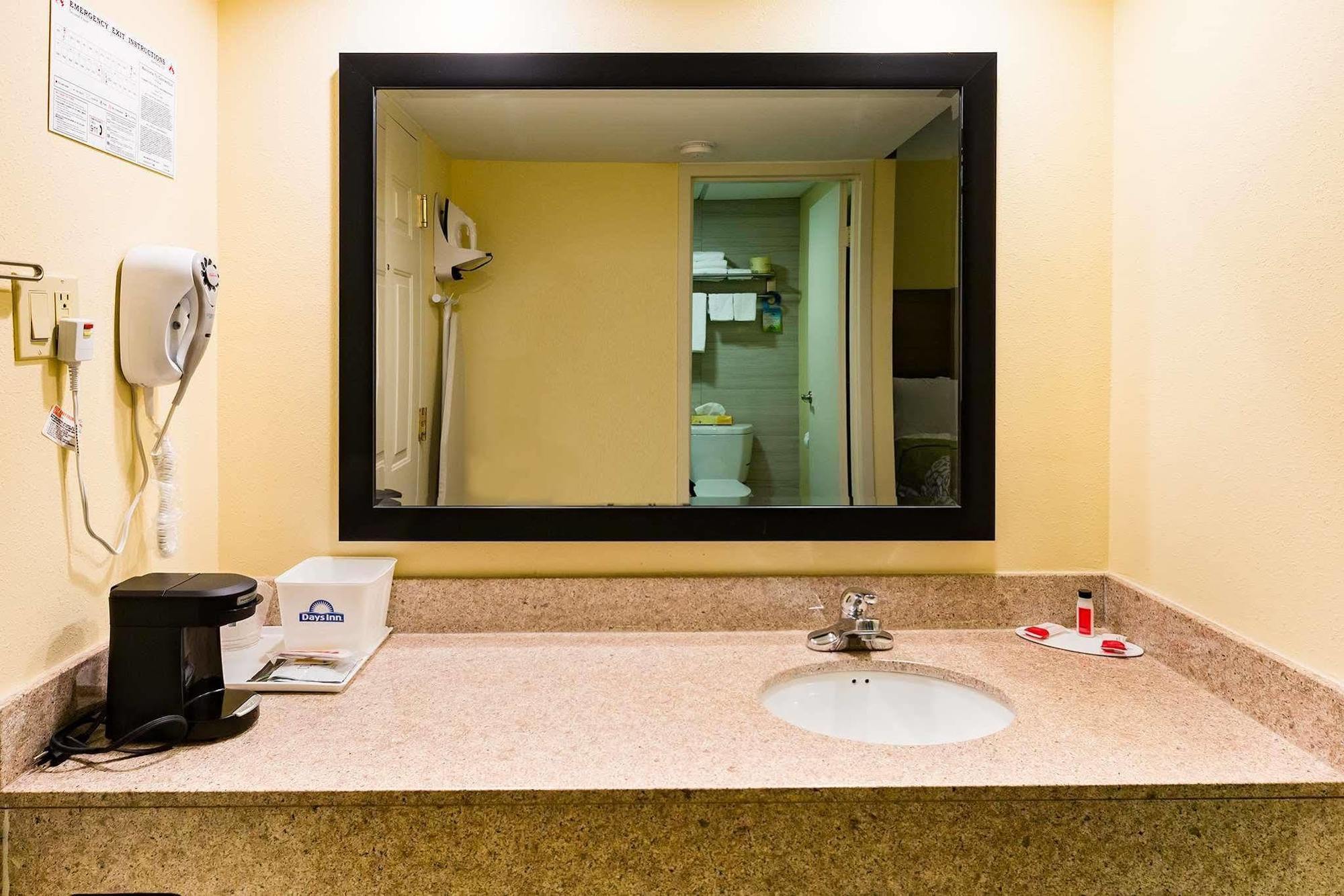 Days Inn By Wyndham Hartford/Closest Downtown Bagian luar foto